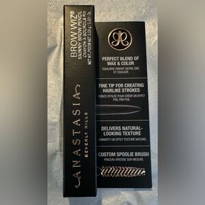 Anastasia Beverly Hills Deluxe Mini Brow Wiz in Soft Brown an ultra-slim pencil.